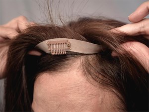 5 diferencias entre una peluca de fibra y una de cabello natural