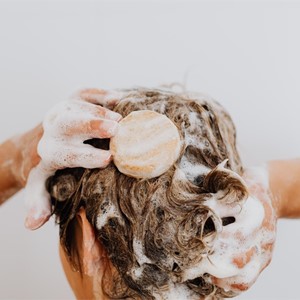 ¿Cómo combatir el pelo graso?