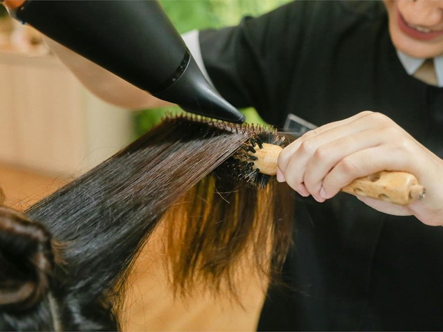 Melenas con movimiento y volumen: descubre nuestros servicios de peluquería en Vigo