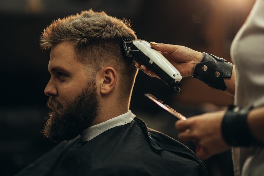 Peluquería y amor propio: cómo un buen corte de pelo puede mejorar su autoestima