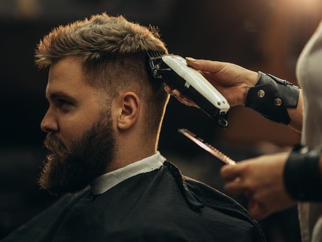 Peluquería y amor propio: cómo un buen corte de pelo puede mejorar su autoestima