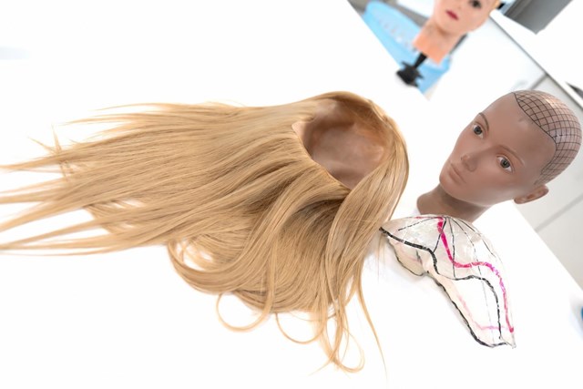 Resistencia y naturalidad: pelucas mixtas de pelo natural y sintético en Vigo - Imagen 1